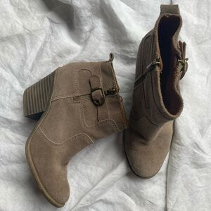 LUCKY BRAND women’s tan suede low heel size 7